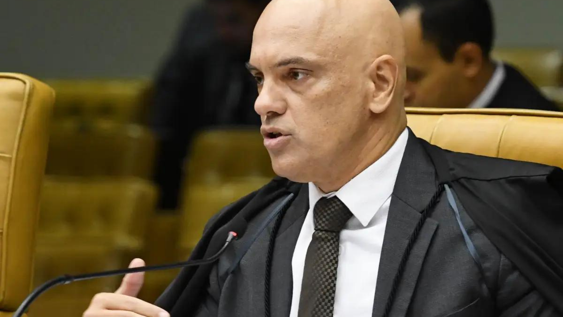 Moraes exige que Lira mande instalar tornozeleira em Silveira e abra inquérito por desobediência. foto do ministro do stf, que tem pele branca e é calvo, verbalizando uma frase.