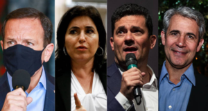 : Moro, Doria, Tebet e d'Ávila fazem manifesto pró-Ucrânia. Foto dos quatro presidenciáveis juntos em uma montagem. Doria usa máscara e fala ao microfone, Simone Tebet usa vestido preto, cabelos lisos cursos e soltos, além de um brinco em formato circular. Moro usa terno preto e fala ao microfone, enquanto d'Ávila está sorrindo com terno preto e cabelos grisalhos.