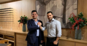 Sergio Moro rompe com Mamãe Falei. Os dois aparecem em um aperto de mão sorrindo para a foto.