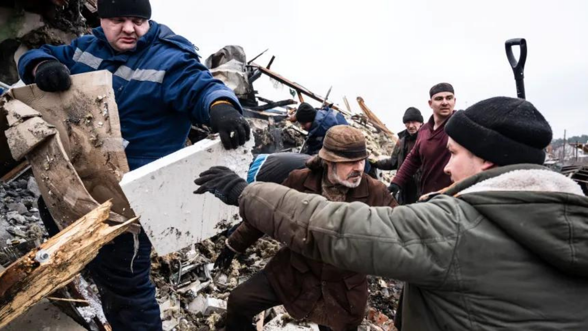 FMI faz alerta aos Bancos Centrais sobre guerra na Ucrânia. Foto de ucranianos em um local destruído cheio de escombros.
