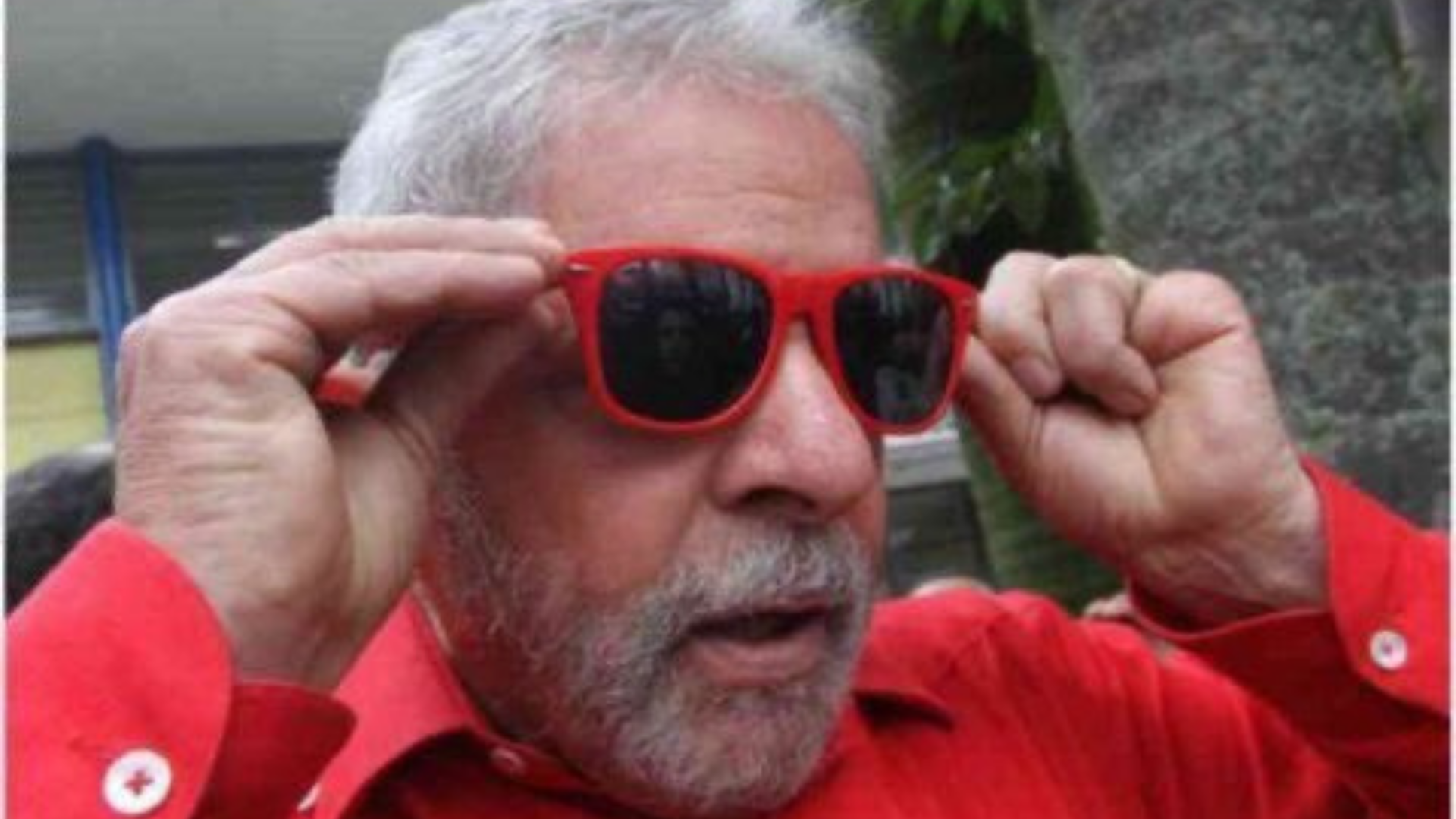 Mirando eleitorado jovem, site começa a distribuir memes de Lula. Foto de Lula com um óculos de sol vermelho