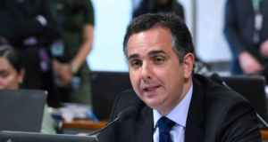 Pacheco aparece em foto no plenário do Senado com expressão séria falando ao microfone.