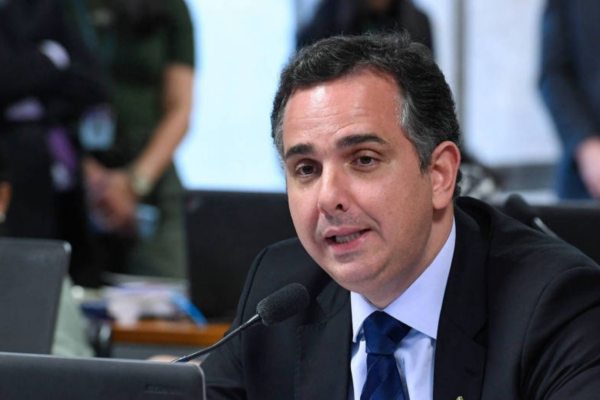 Pacheco aparece em foto no plenário do Senado com expressão séria falando ao microfone.
