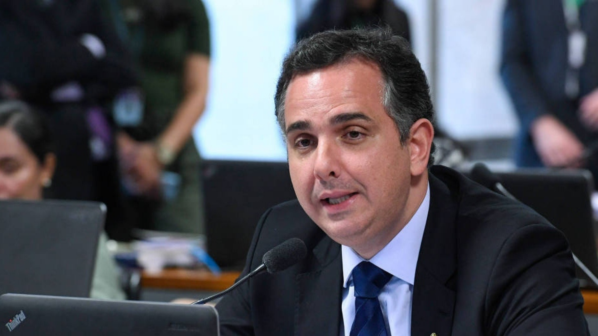 Pacheco retira candidatura à Presidência; PSD quer Eduardo Leite. Ele aparece em foto no plenário do Senado com expressão séria falando ao microfone.