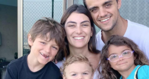 Filho de ator da Globo sofre acidente. Foto de Felipe Simas sorrindo com a esposa e os três filhos ainda crianças, uma menina, um menino e um bebê.
