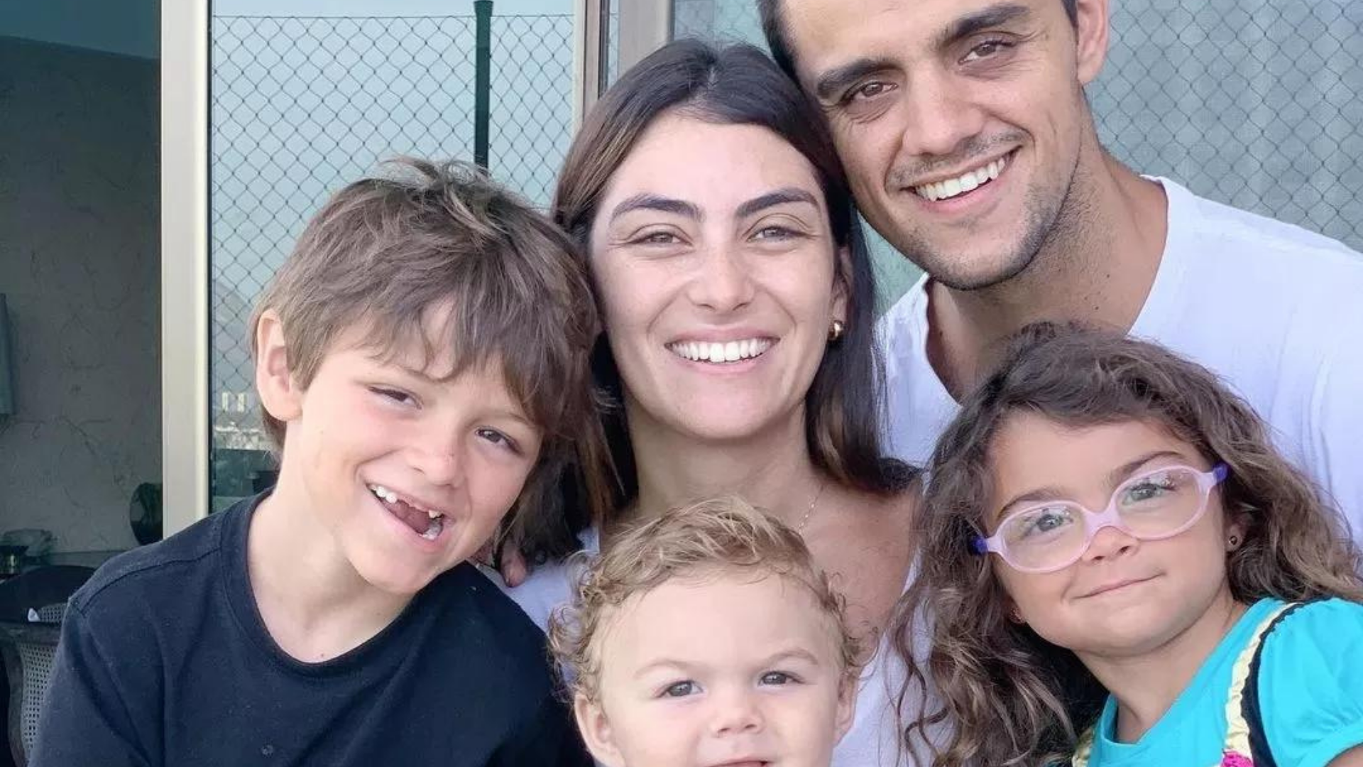 Filho de ator da Globo sofre acidente. Foto de Felipe Simas sorrindo com a esposa e os três filhos ainda crianças, uma menina, um menino e um bebê.