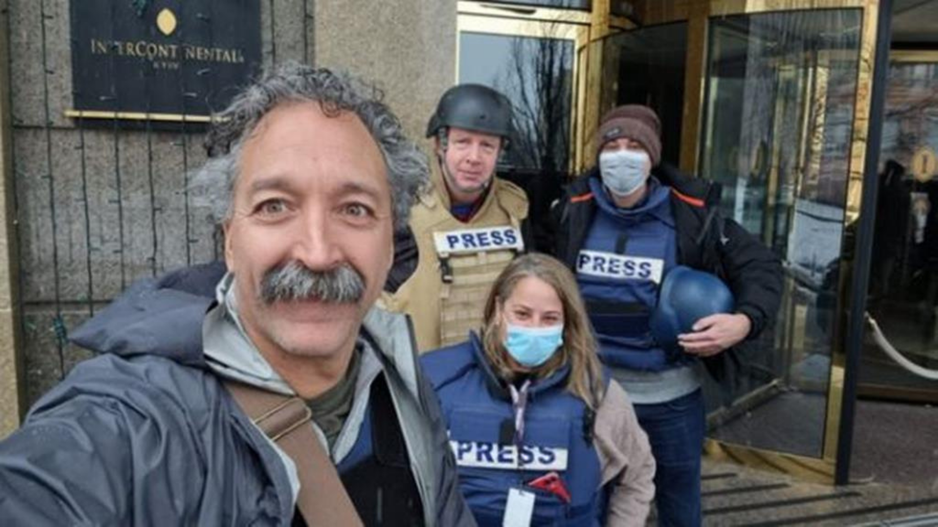 Fox News confirma morte de dois jornalistas na Ucrânia. Selfie dos jornalistas no país antes do acidente.