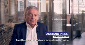 Frequente crítico da Petrobras será novo presidente da Petrobras. Adriano Pires aparece usando terno e cabelo branco.