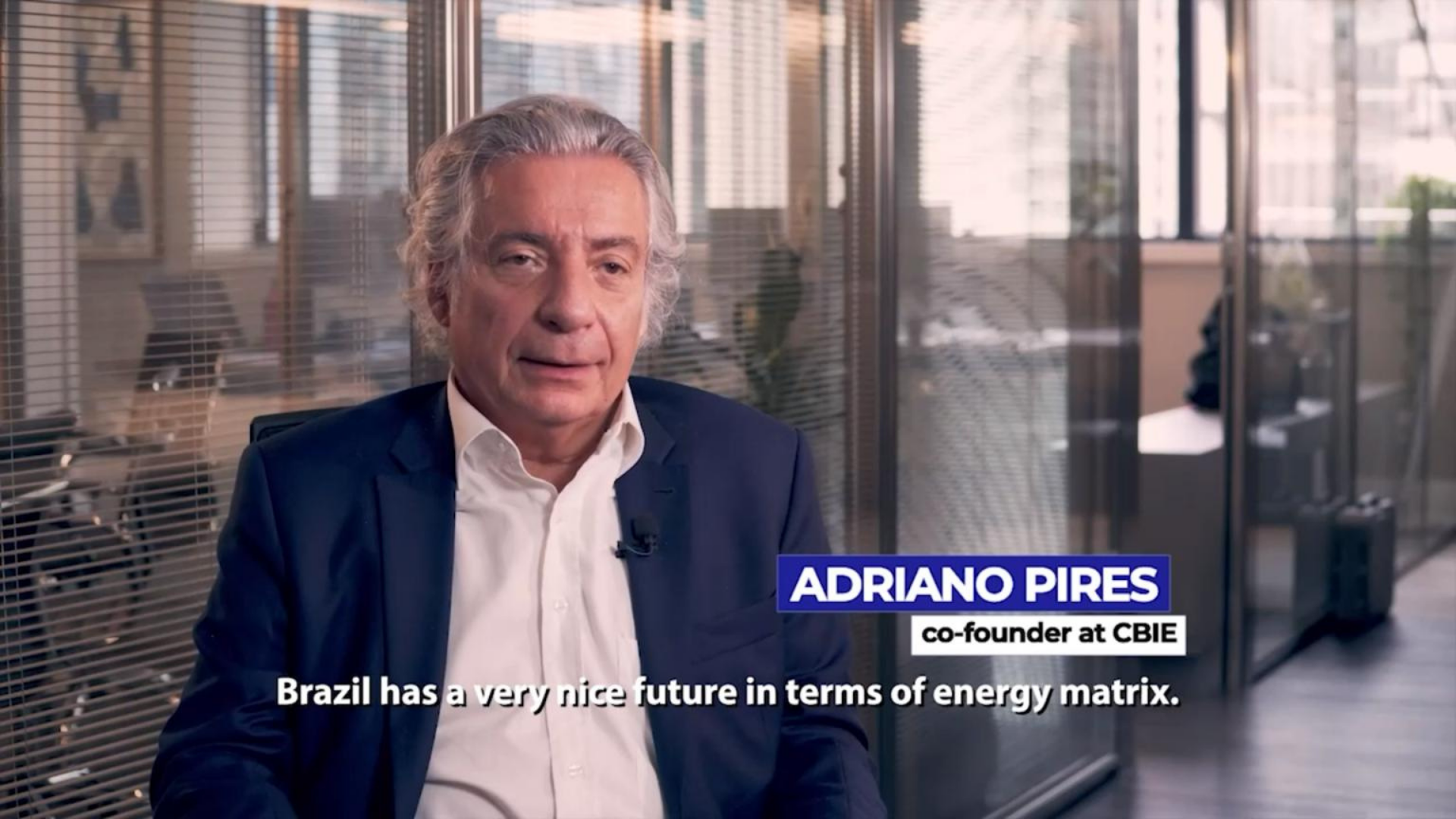 Frequente crítico da Petrobras será novo presidente da Petrobras. Adriano Pires aparece usando terno e cabelo branco.