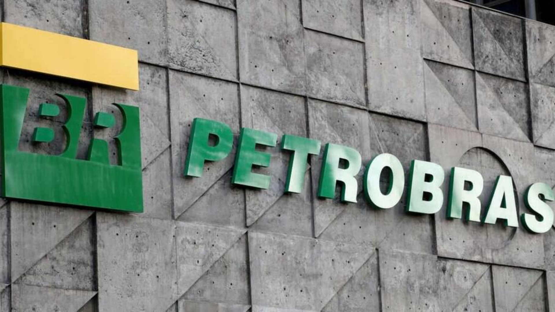 Mudança de presidente na Petrobras foi vista com receio pelos funcionários. Foto de letreiro da Petorbras em verde.