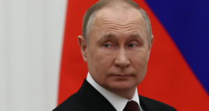 Por que Putin seduziu tanto a extrema-direita quanto a esquerda? Foto do presidente com expressão séri e sobrancelhas levantadas.