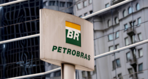 Bolsonaro diz que Petrobrás não tem sensibilização com a população. Foto de placa com símbolo da Petrobras.