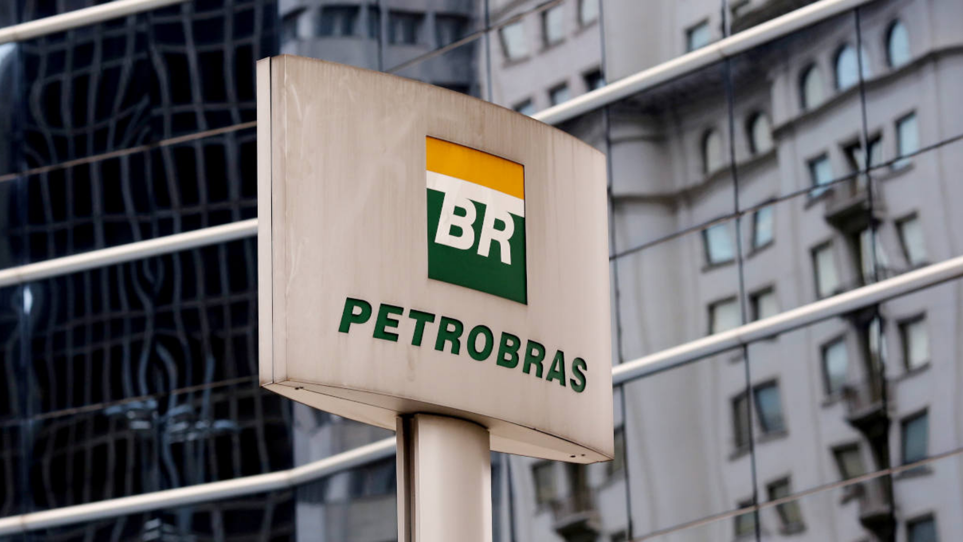 Bolsonaro diz que Petrobrás não tem sensibilização com a população. Foto de placa com símbolo da Petrobras.