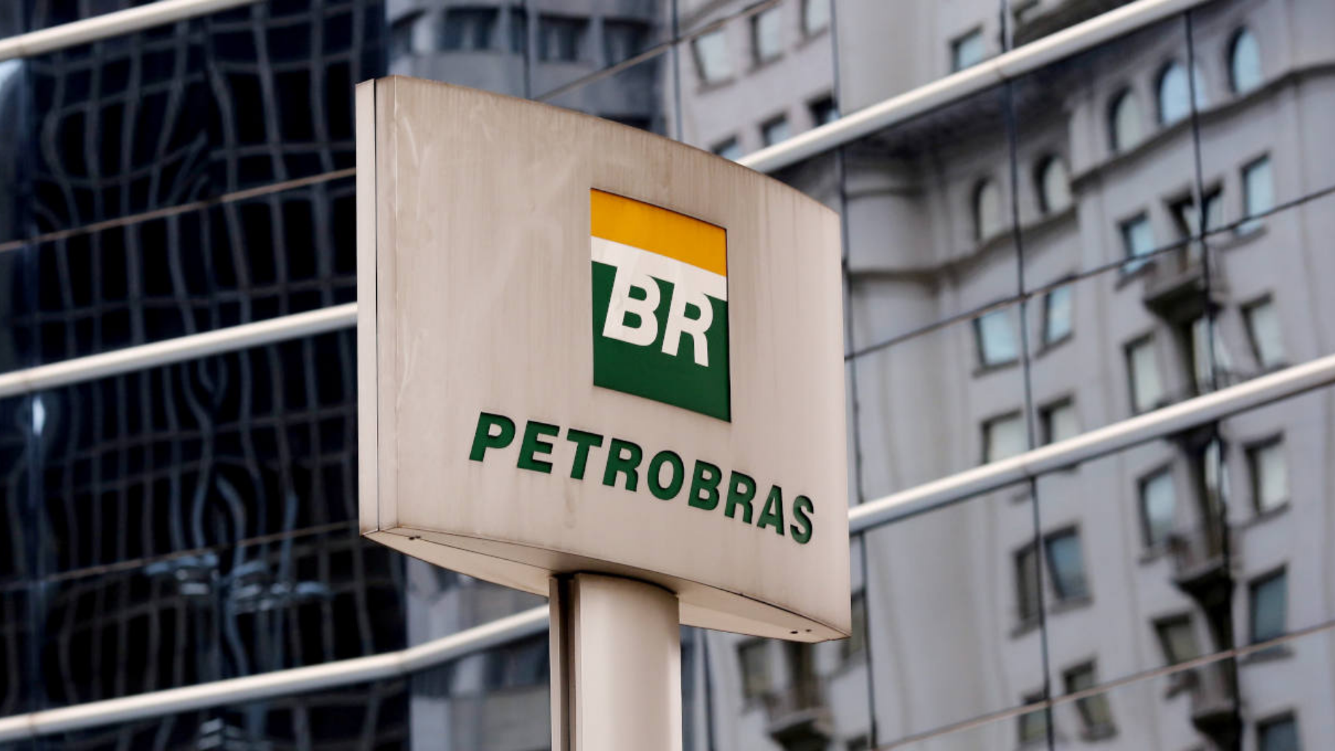 Bolsonaro diz que Petrobrás não tem sensibilização com a população. Foto de placa com símbolo da Petrobras. 