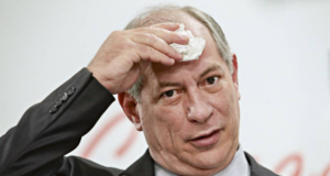 Ciro Gomes tem apenas o palanque de Cabo Daciolo no Rio. Ciro usa terno preto, gravata azul e limpa a testa de suor com a mãe direita. Ele tem olhar sério.