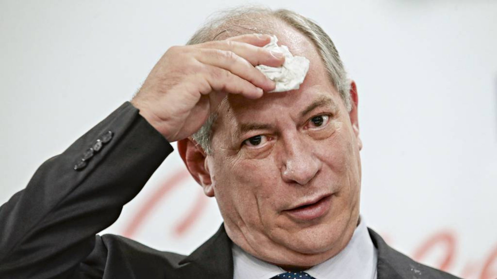 Ciro Gomes tem apenas o palanque de Cabo Daciolo no Rio. Ciro usa terno preto, gravata azul e limpa a testa de suor com a mãe direita. Ele tem olhar sério.