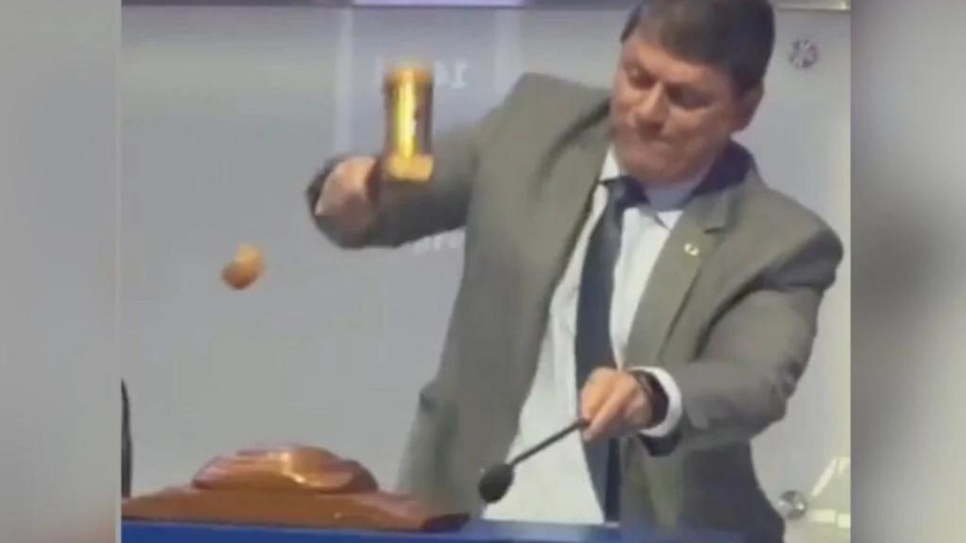 Pré-candidato em SP, Tarcísio paga mico na web. Foto do ministro usando terno cinza e gravata preta com um martelo dourado na mão.