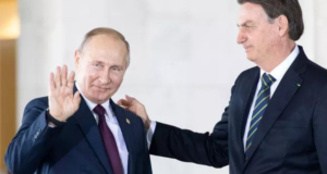 Bolsonaro comemora ausência de barreiras com a Rússia e diz que está “tudo bem”. Foto de Putin sorrindo e Bolsonaro com a mão no ombro dele.