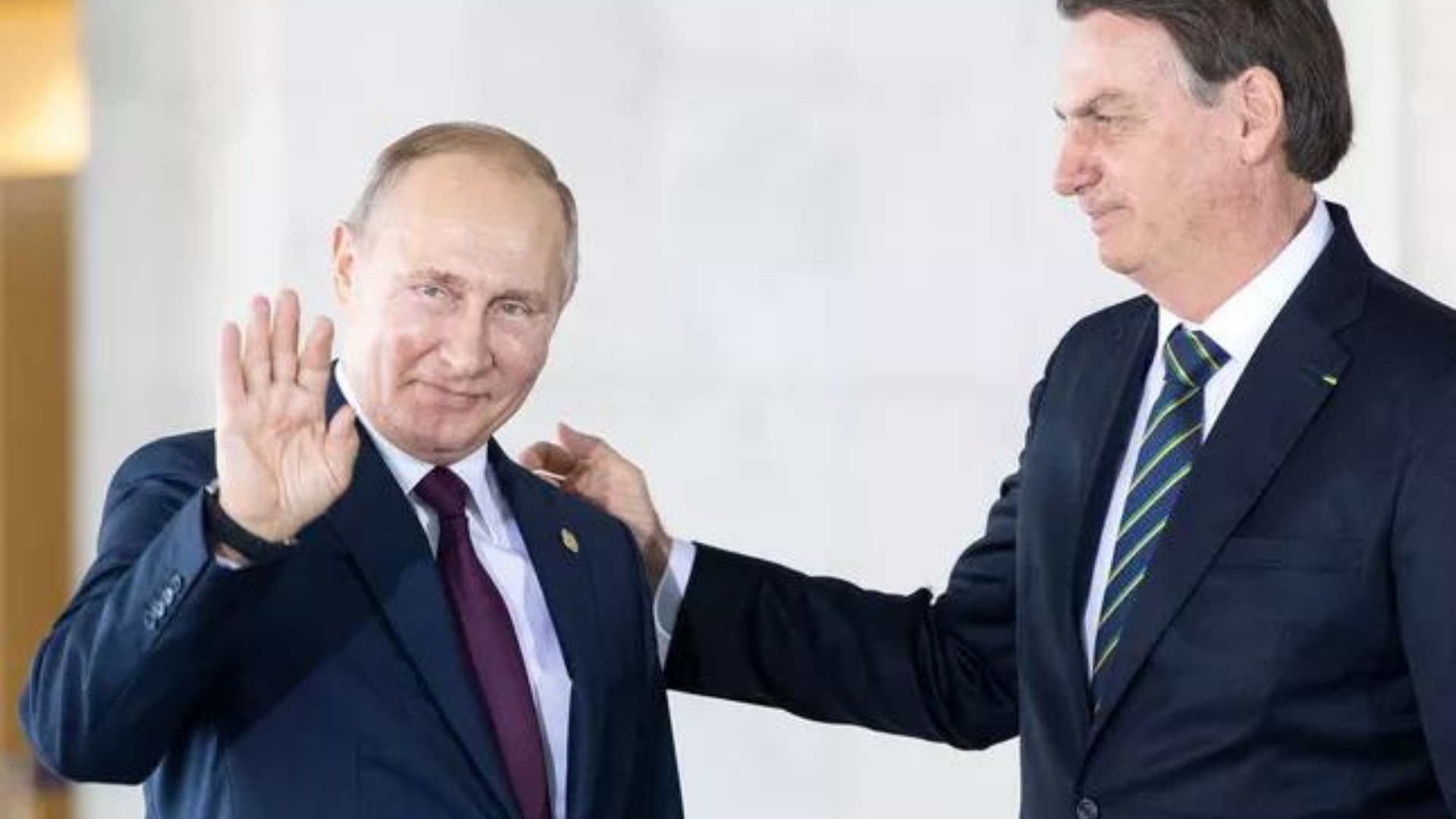 Bolsonaro comemora ausência de barreiras com a Rússia e diz que está “tudo bem”. Foto de Putin sorrindo e Bolsonaro com a mão no ombro dele.