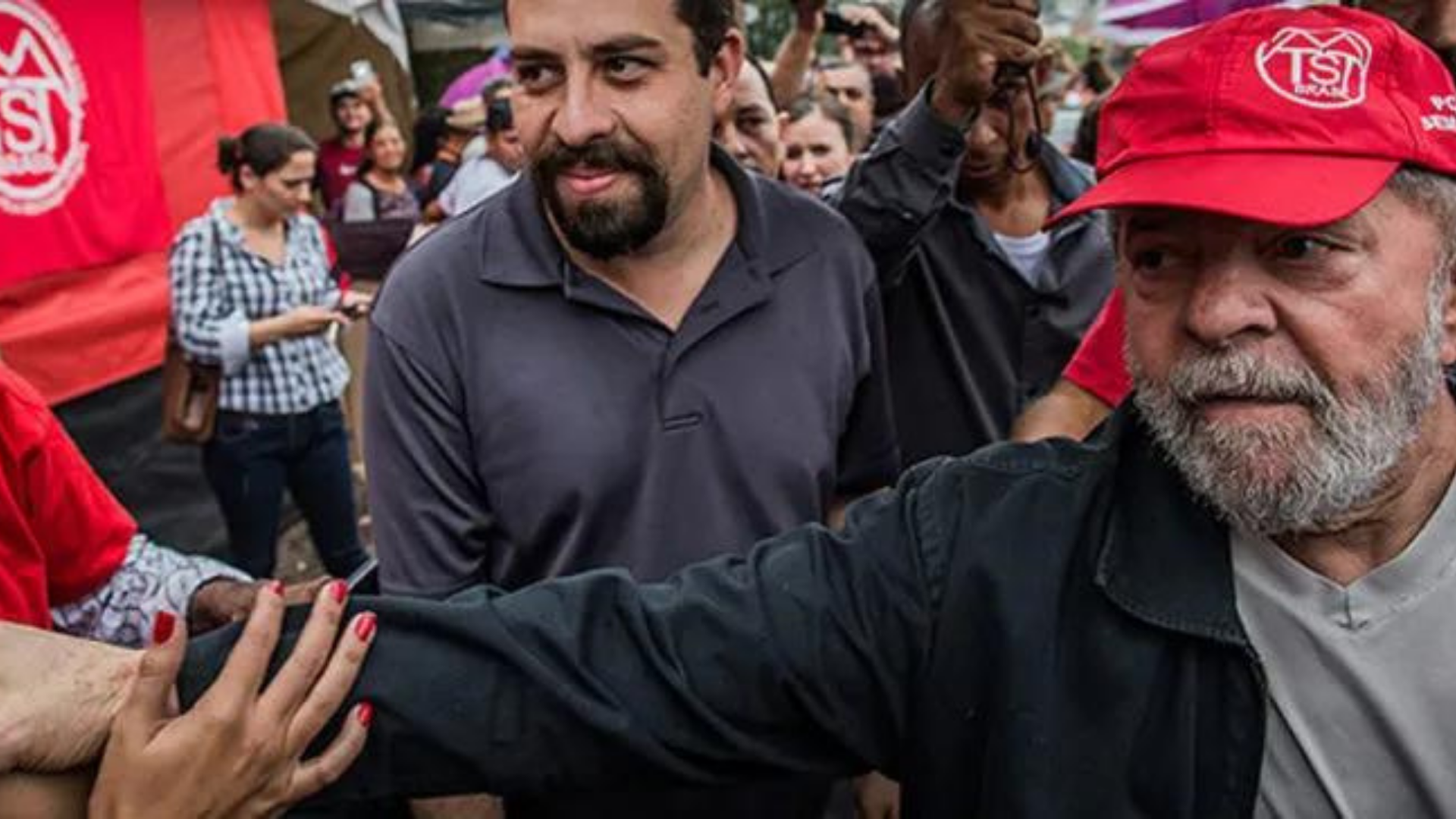 Lula promete que não haverá privatizações caso vença a eleição. Foto de Lula ao lado de Boulos usando boné do MTST.