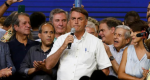 Após demissões, Bolsonaro passa mal e vai parar em hospital. Foto do presidente com expressão de preocupação ao lado de aliados.