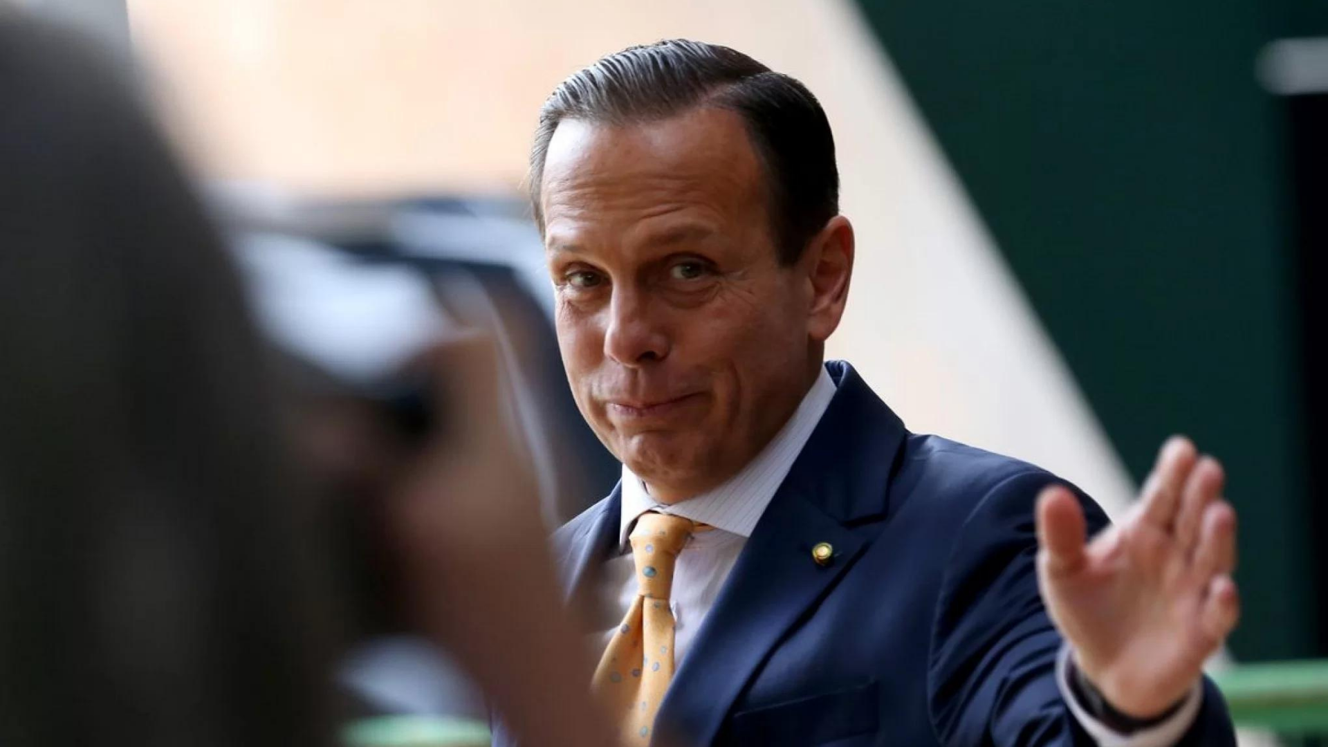 doDoria diz que ameaça de desistir foi “estratégia’ e que Eduardo Leite quer dar ‘golpe’ nele. foto de Doria fazendo expressão jocosa.