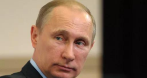 Magnatas russos e aliados de Putin têm ativos congelados. Foto do presidente com expressão séria.