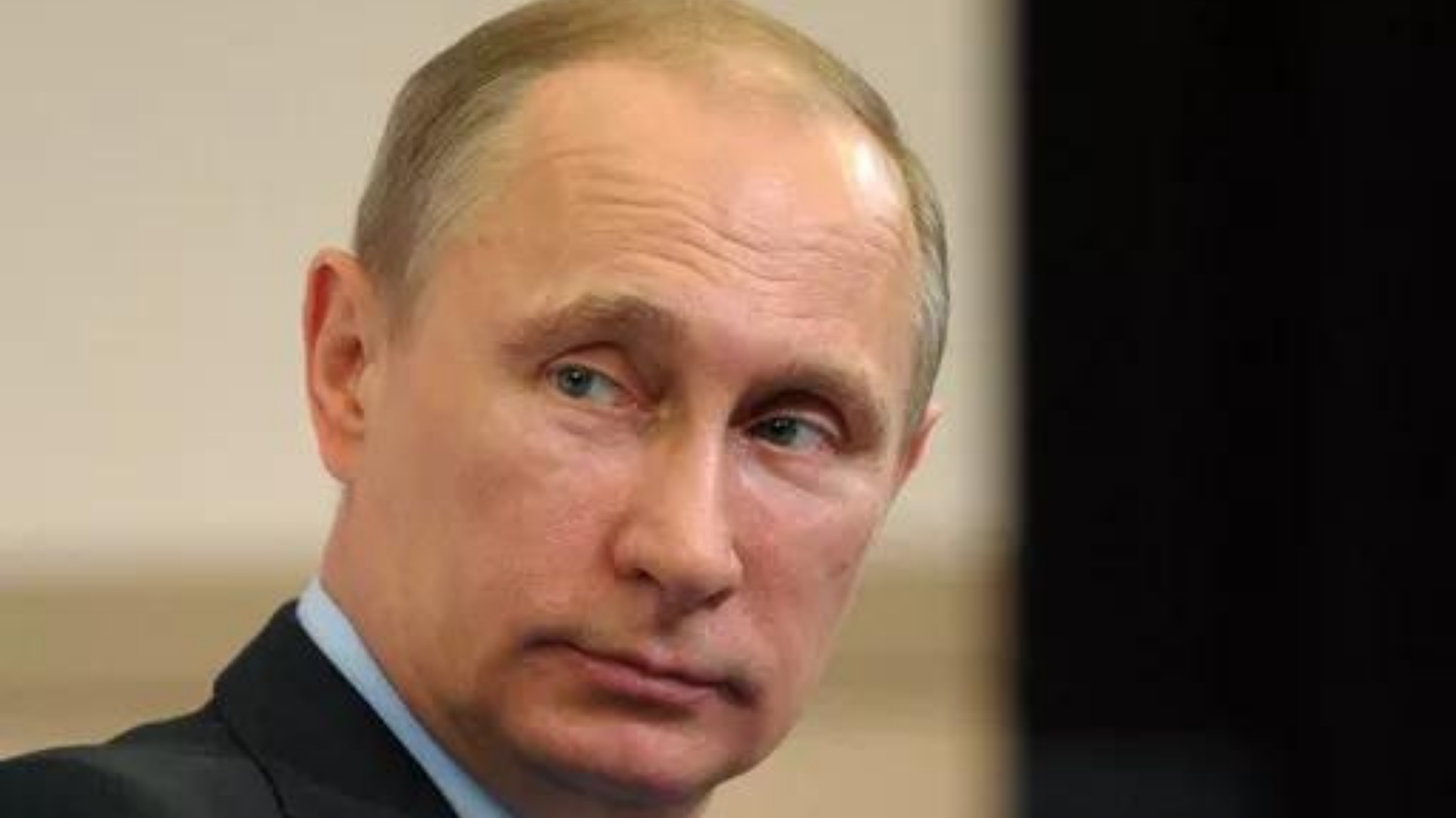 Magnatas russos e aliados de Putin têm ativos congelados. Foto do presidente com expressão séria. 