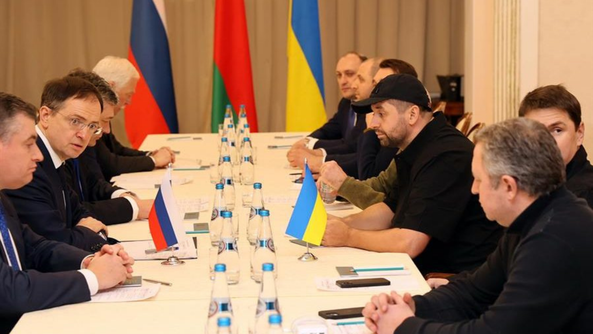 Terceira rodada de negociações entre Rússia e Ucrânia. Foto de representantes dos dois países em uma mesa.