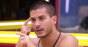 Arthur Aguiar é apontado como favorito para vencer BBB 22. Foto do participante se comunicando, com cabelo ralo e sem camisa.