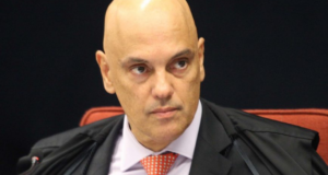 Alexandre de Moraes diz que Roberto Jefferson tenta burlar prisão domiciliar. Foto do ministro no STf com olhar sério.