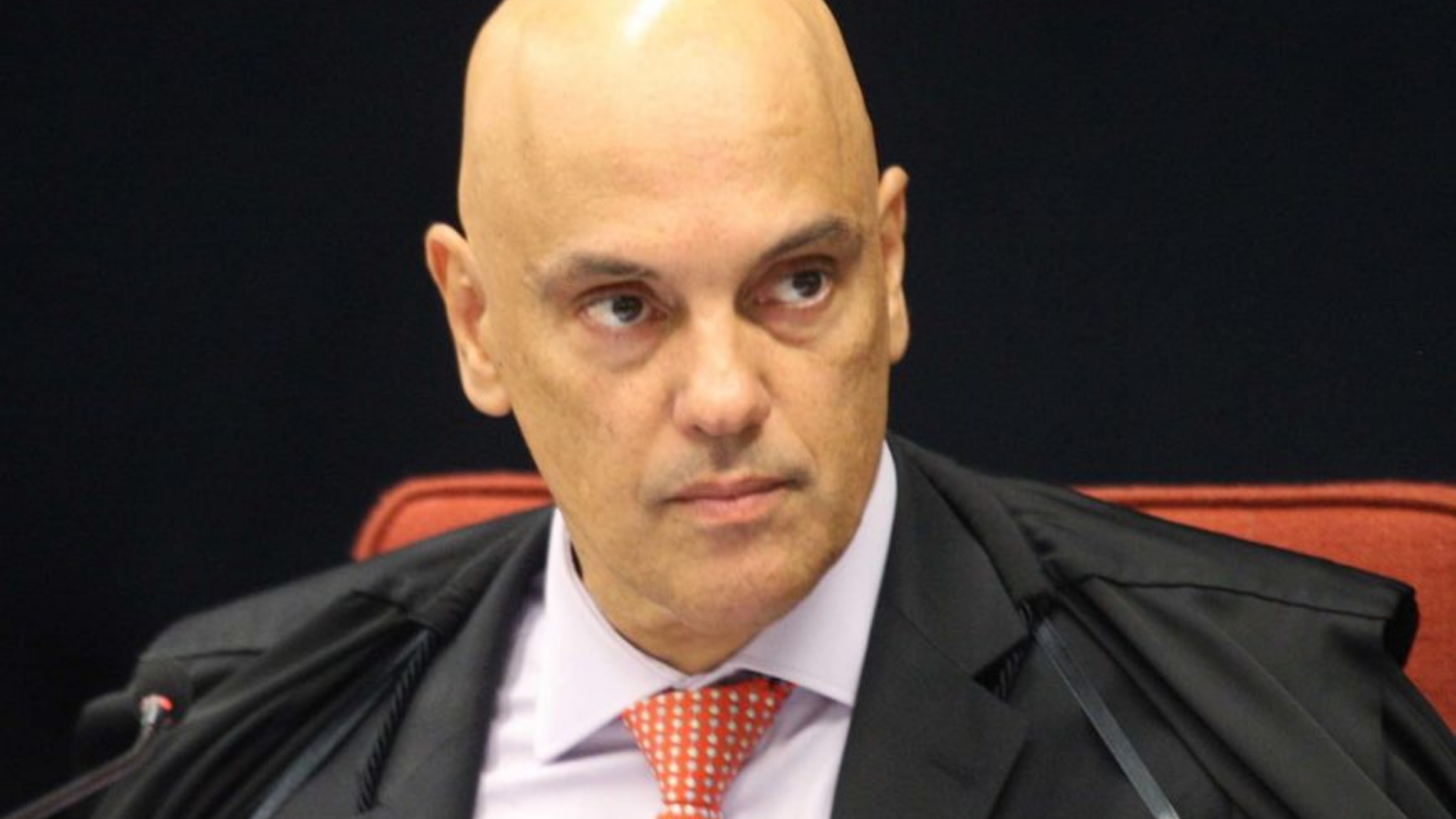 Alexandre de Moraes diz que Roberto Jefferson tenta burlar prisão domiciliar. Foto do ministro no STf com olhar sério.