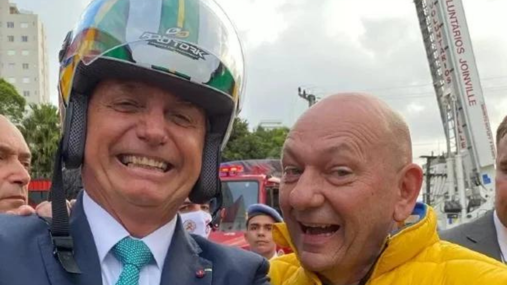 Após pedido de Jair Bolsonaro, Hang vai disputar o Senado pelo PL. Ele aparece em foto sorrindo com Bolsonaro durante uma motociata.