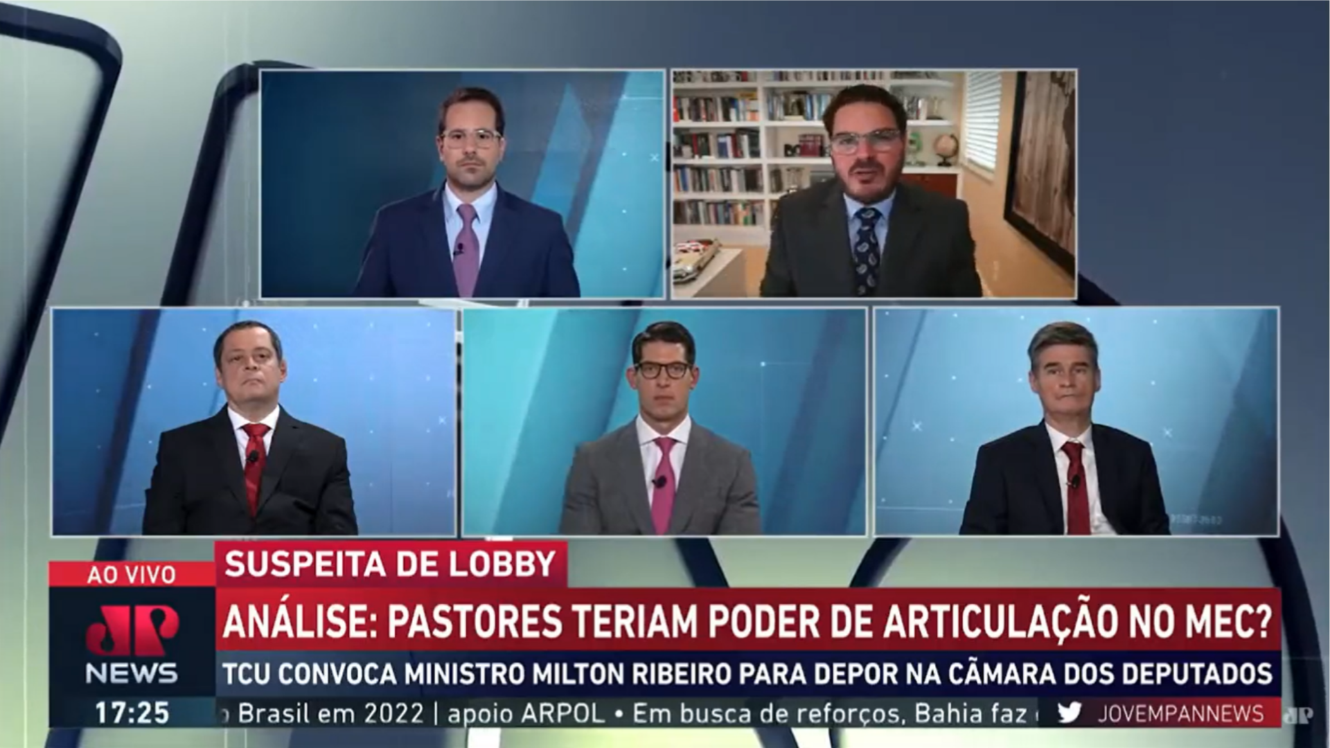  Constantino sobre escândalo no MEC: "Problema é ser pego". Foto do comentarista usando terno preto, barba e óculos durante uma live da Jovem Pan.