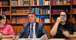 Bolsonaro parabeniza pedido de investigação contra Milton Ribeiro. Foto do presidente na live ao lado da ministra dos Direitos Humanos, Damares Alves.