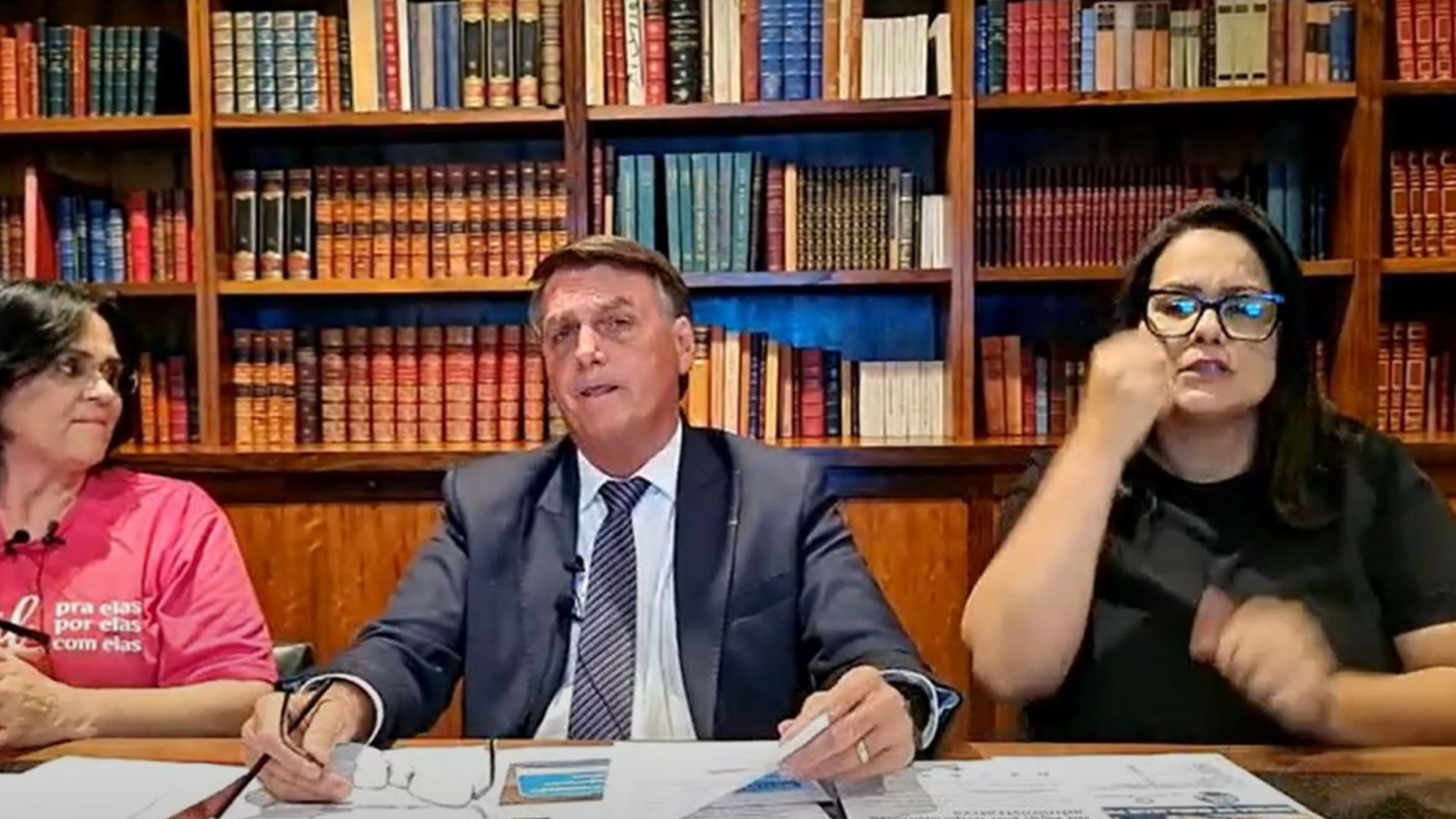 Bolsonaro parabeniza pedido de investigação contra Milton Ribeiro. Foto do presidente na live ao lado da ministra dos Direitos Humanos, Damares Alves.