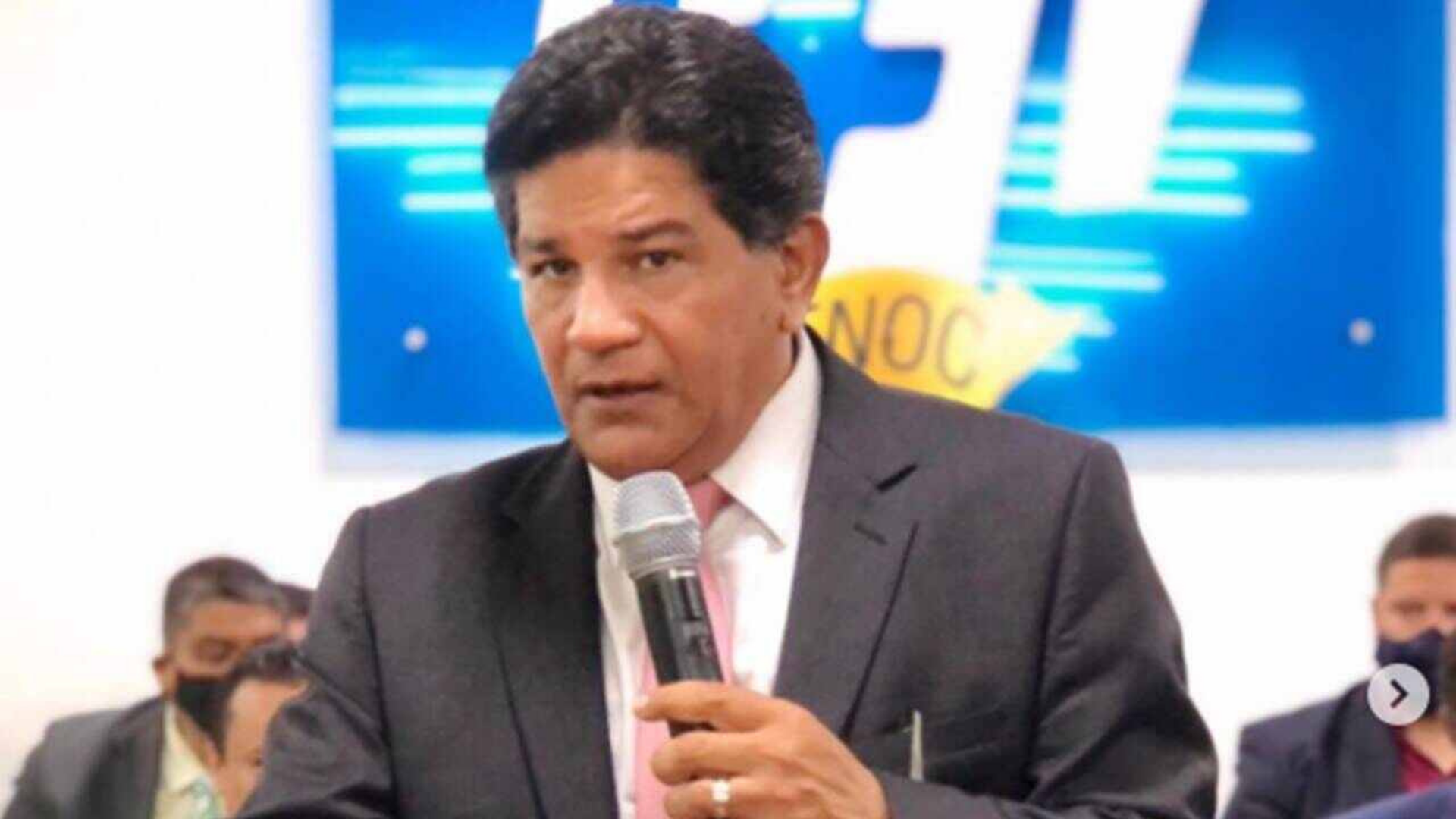 Esposa e filha de pastor Gilmar Santos envolvido com propinas no MEC receberam auxílio emergencial. Foto do pastor usando terno e falando ao microfone.