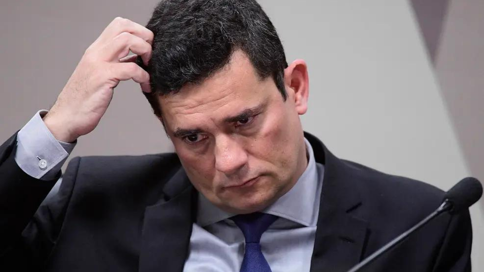 Ao contrário do Podemos, MBL já sabia que Moro iria para o União Brasil. Foto de Moro com expressao preocupada e mão na cabeça. 