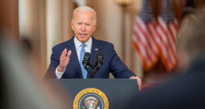 Discurso de Biden faz críticas a Putin. Foto de Biden discursando em púpito.