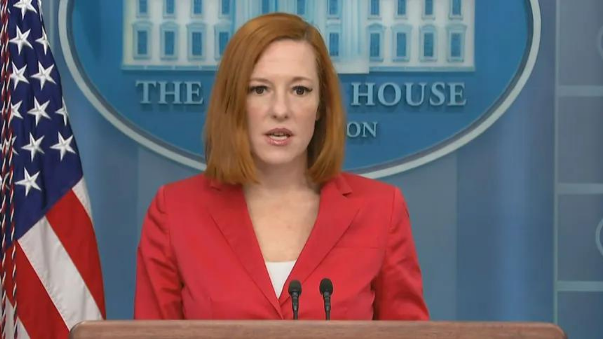 EUA dizem que Rússia mente sobre laboratórios de armas químicas. Foto da secretária da Casa Branca, ela é branca, tem cabelo ruivo e olhar sério.