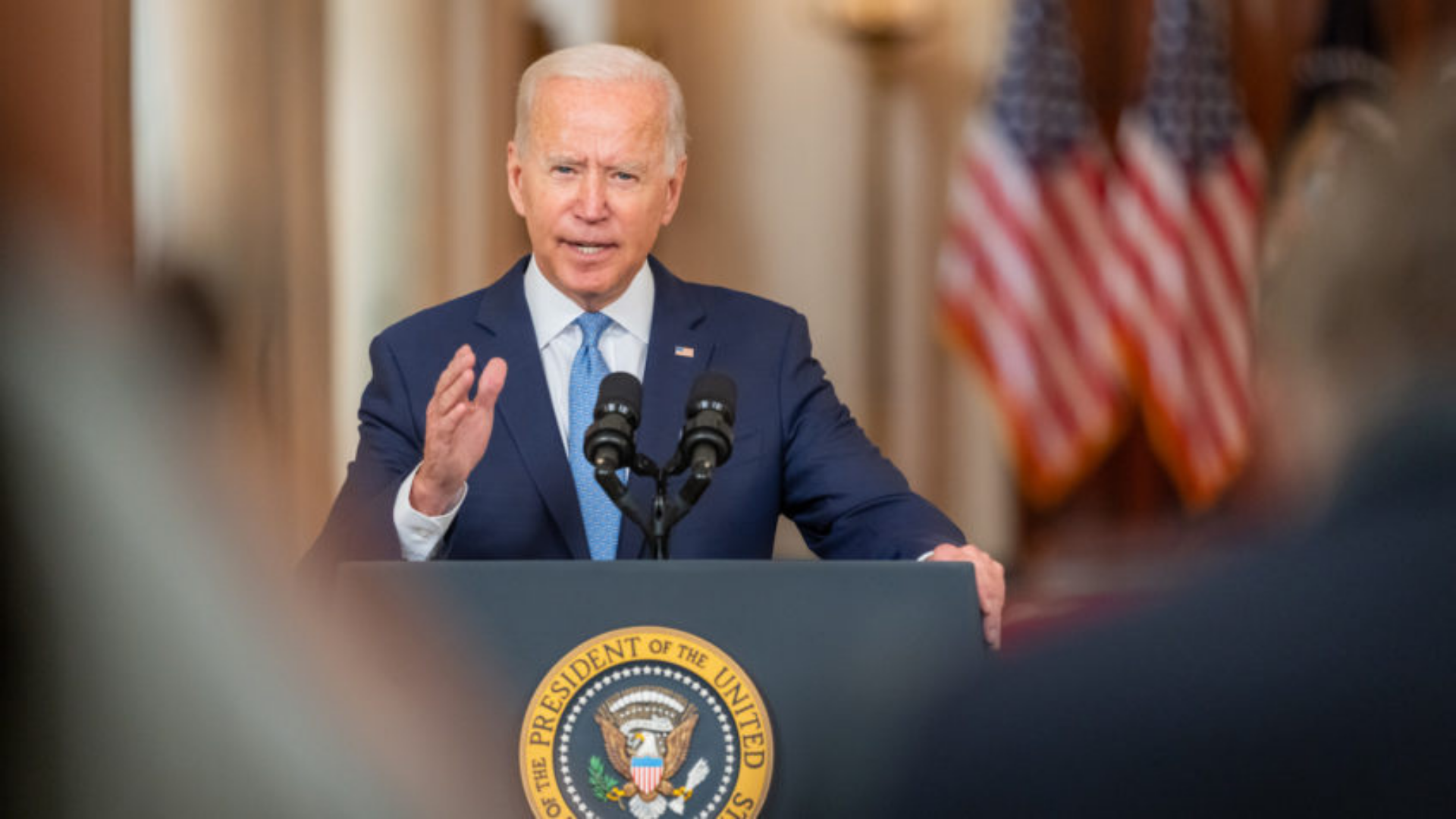 Discurso de Biden faz críticas a Putin. Foto de Biden discursando em púpito.