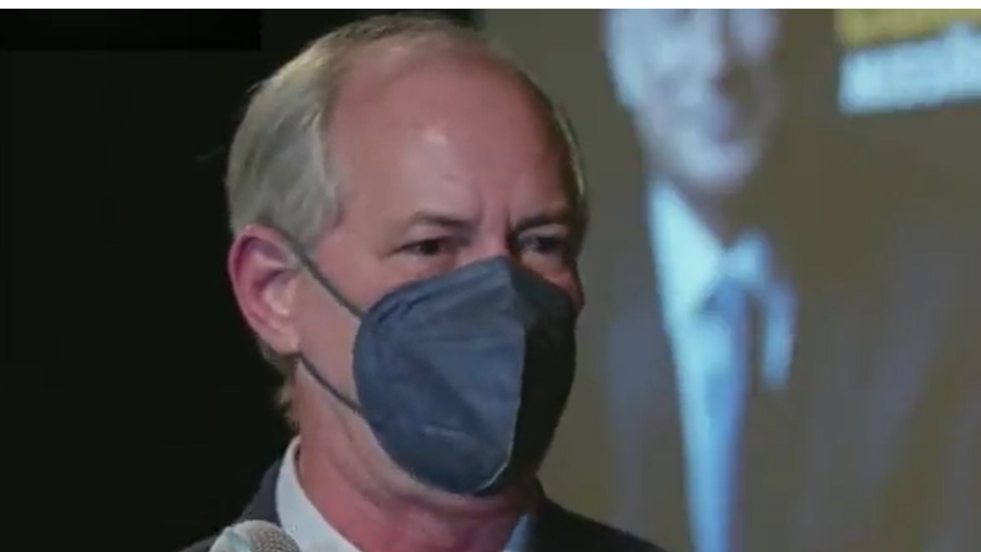 : Ciro Gomes acusa Boulos de ser aliado de Alckmin. Ele usa máscara PFF2 preta, cabelo calvo e pele branca.