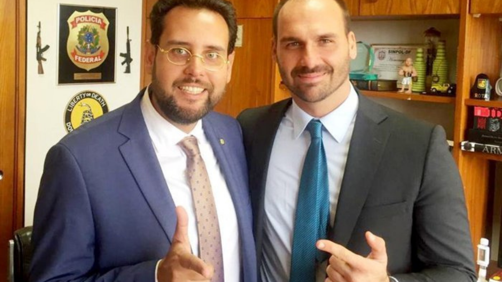 Assembleia Legislativa do RS abre processo de cassação contra deputado bolsonarista. foto do dpeutado Irigaray (à esquerda) com Carlos Bolsonaro (à direita) fazendo o sinal da "arminha".