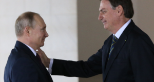 Em meio à guerra, Bolsonaro faz elogio a Putin. Os dois presidentes se olham com expressão simpática.