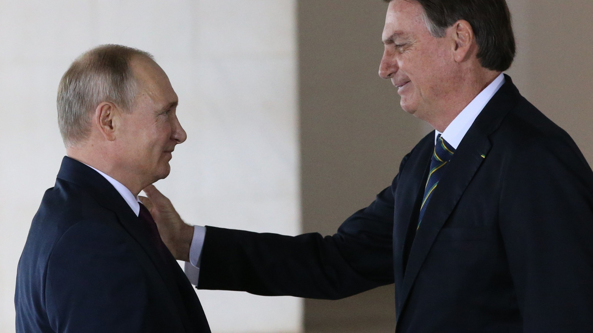 Em meio à guerra, Bolsonaro faz elogio a Putin. Os dois presidentes se olham com expressão simpática.
