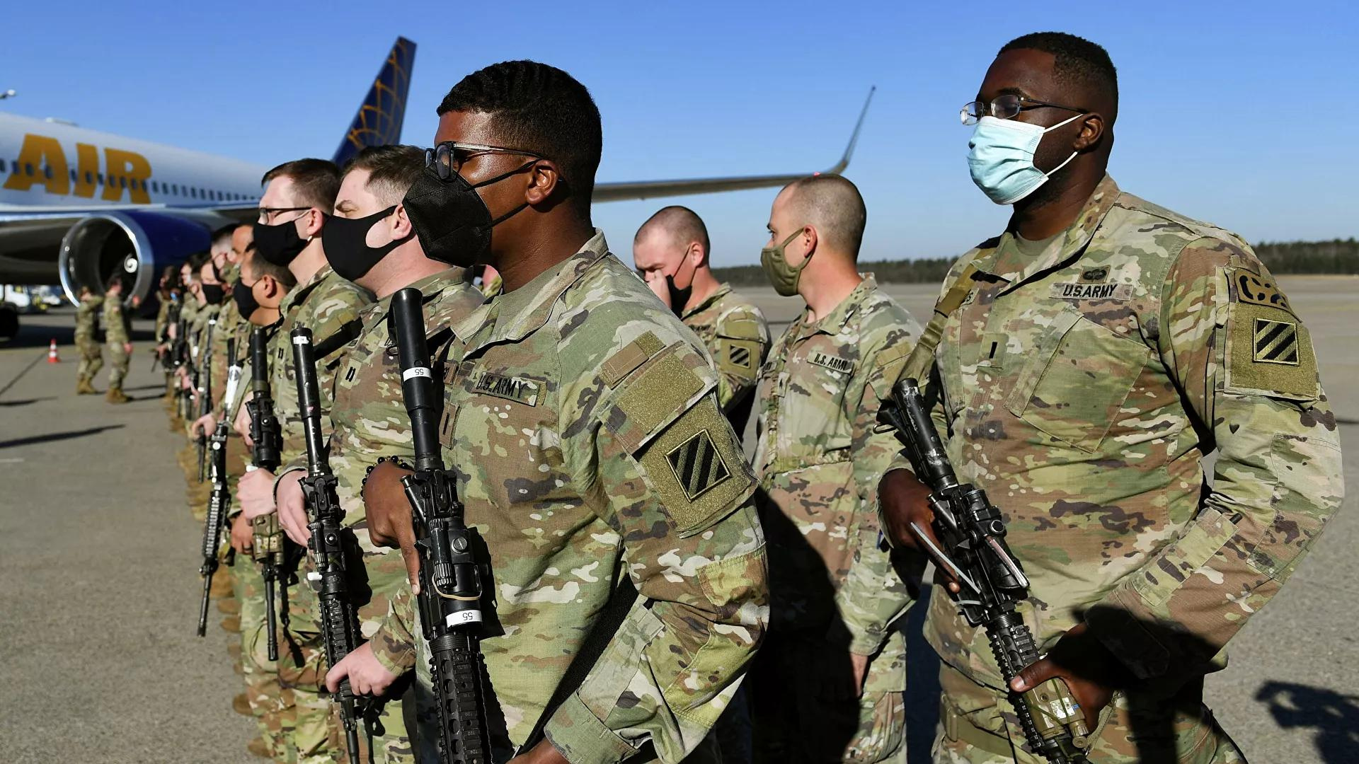 China compara gastos militares dos EUA e do mundo. Foto de soldados com fardamento militar, usando máscaras e segurando fuzis