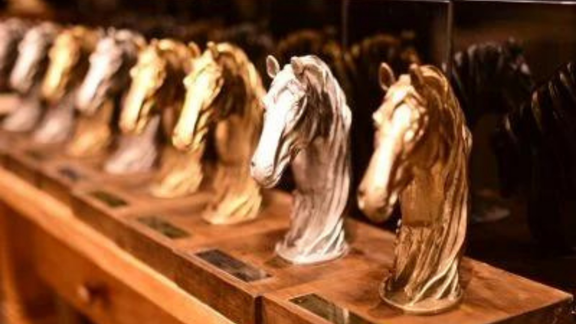 Emenda de R$ 250 mil de deputada vai para o próprio advogado. Foto de cabeças de cavalo em miniatura na cor dourado.