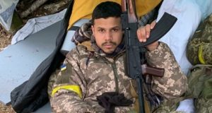 Brasileiro que lutava na Ucrânia foge da guerra reclamando de vazamento de fotos