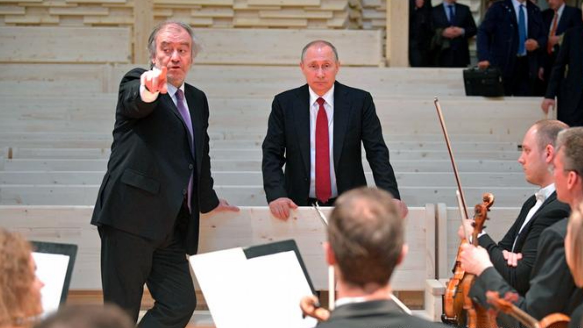 Gergiev e Putin; estrelas russas estão sob pressão