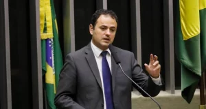 Glauber Braga durante discurso